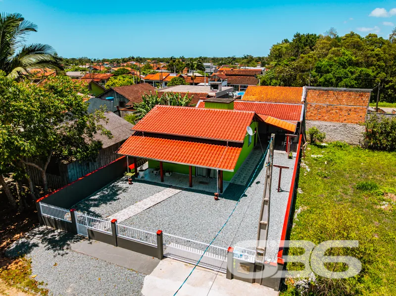 Imagine morar em uma casa térrea, ensolarada e bem