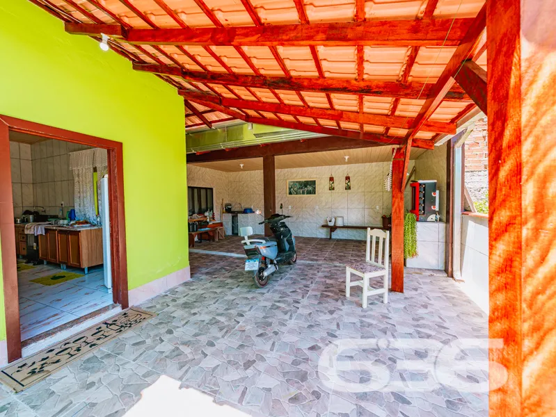 Imagine morar em uma casa térrea, ensolarada e bem