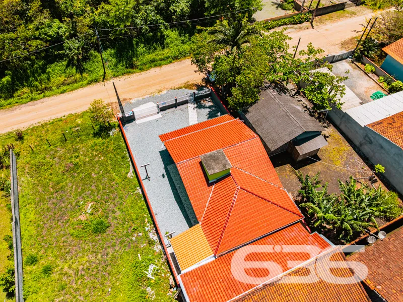 Imagine morar em uma casa térrea, ensolarada e bem