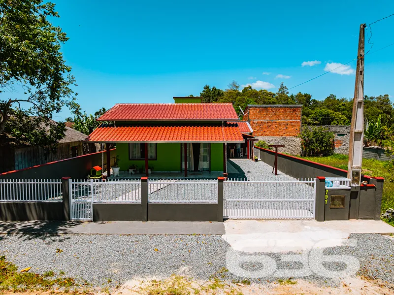 Imagine morar em uma casa térrea, ensolarada e bem