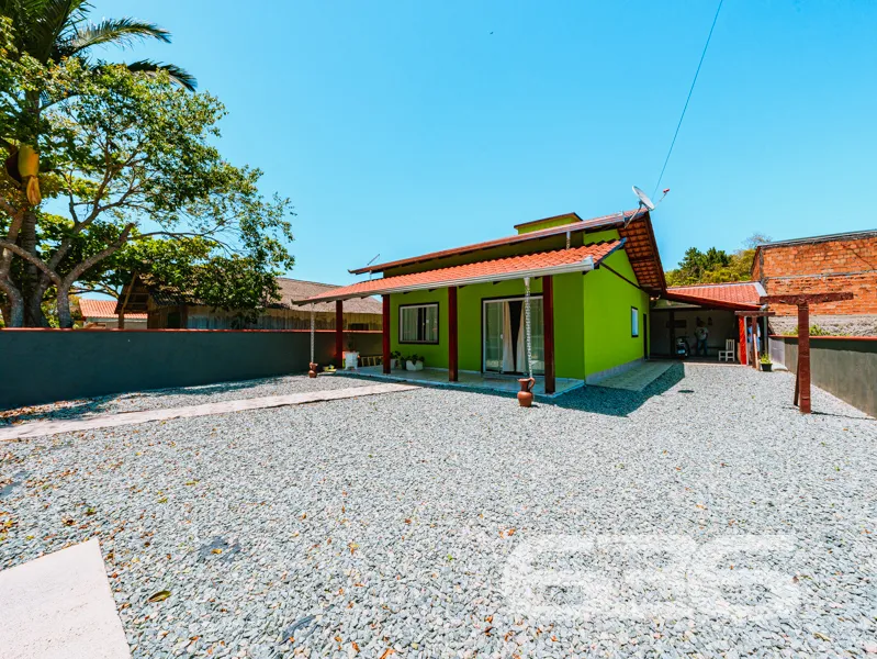 Imagine morar em uma casa térrea, ensolarada e bem