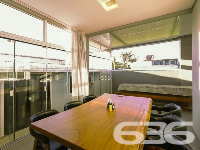 Encante-se com esta residência completa, sofistica