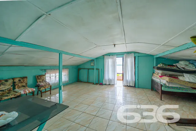 Oportunidade Única! Encantadora Residência Térrea