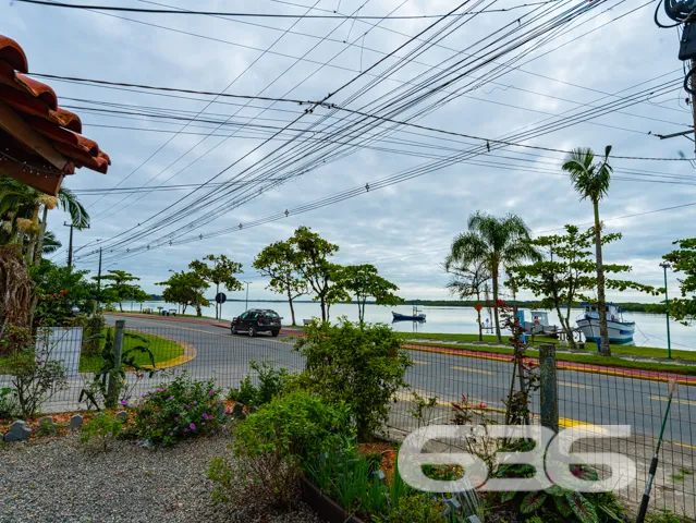 Oportunidade Única! Encantadora Residência Térrea