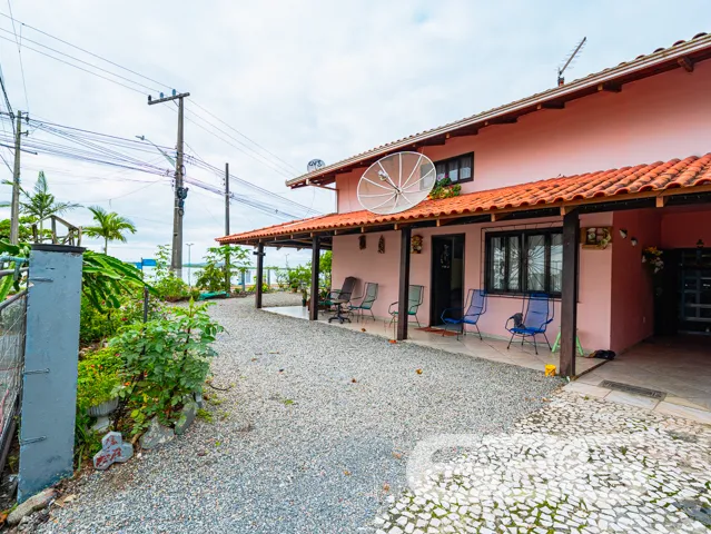 Oportunidade Única! Encantadora Residência Térrea