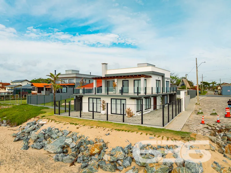 SOBRADO FRENTE AO MAR EM BALNEÁRIO BARRA DO SUL!

