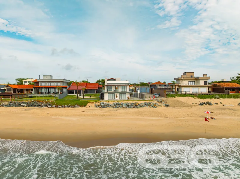 SOBRADO FRENTE AO MAR EM BALNEÁRIO BARRA DO SUL!

