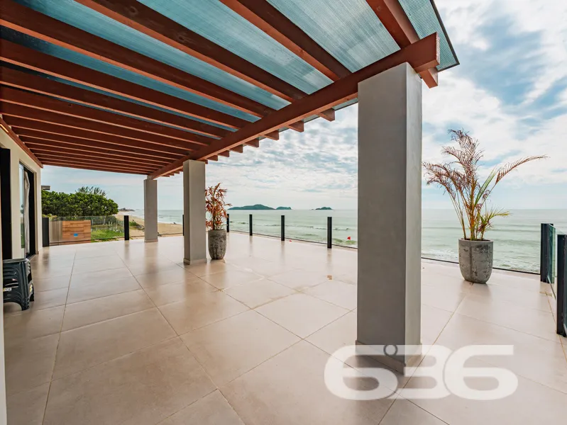 SOBRADO FRENTE AO MAR EM BALNEÁRIO BARRA DO SUL!

