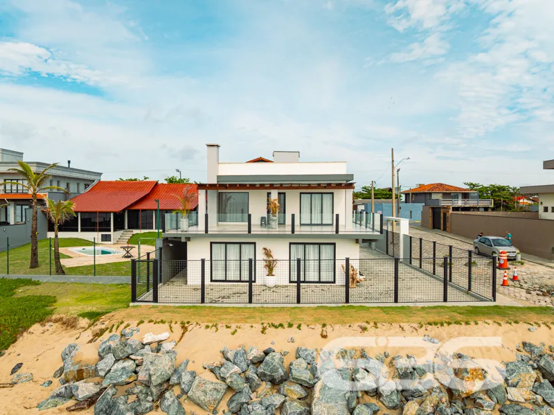 SOBRADO FRENTE AO MAR EM BALNEÁRIO BARRA DO SUL!

