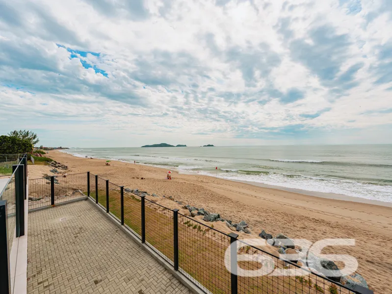 SOBRADO FRENTE AO MAR EM BALNEÁRIO BARRA DO SUL!

