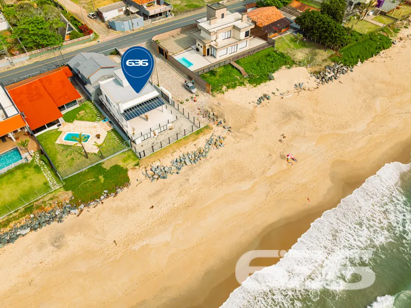 SOBRADO FRENTE AO MAR EM BALNEÁRIO BARRA DO SUL!

