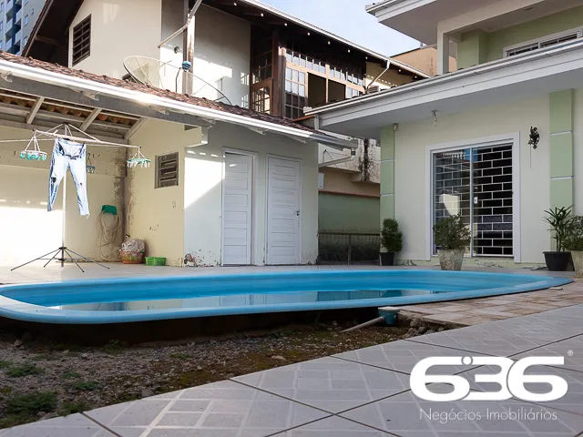 ESPLENDIDA RESIDÊNCIA NO BAIRRO ANITA GARIBALDI, J