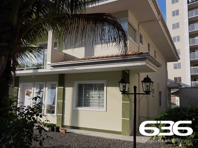 ESPLENDIDA RESIDÊNCIA NO BAIRRO ANITA GARIBALDI, J