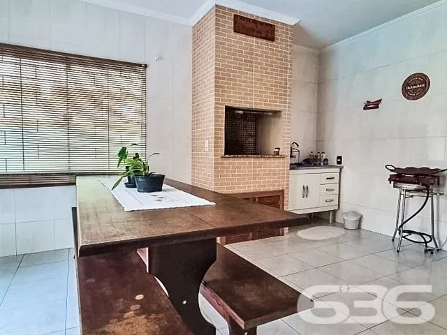 ESPLENDIDA RESIDÊNCIA NO BAIRRO ANITA GARIBALDI, J