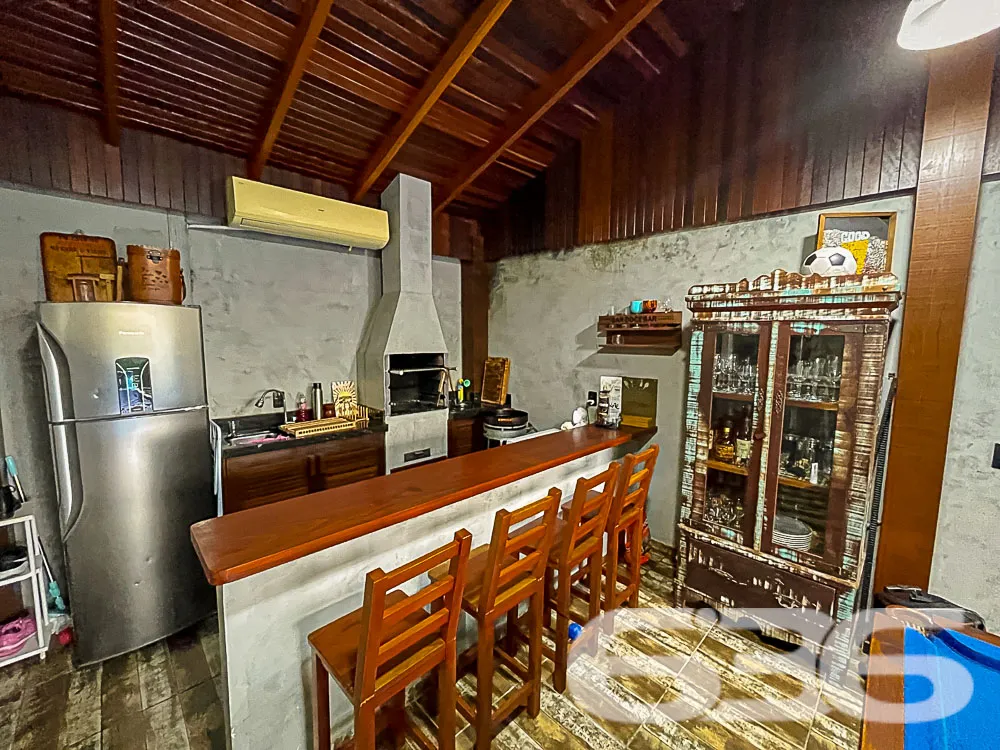 Apresentamos este lindo imóvel geminado térreo, lo