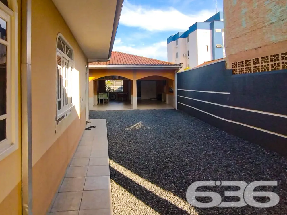 CASA COM SUÍTE + 2 DORMITÓRIOS NO BAIRRO IRIRIÚ 
E