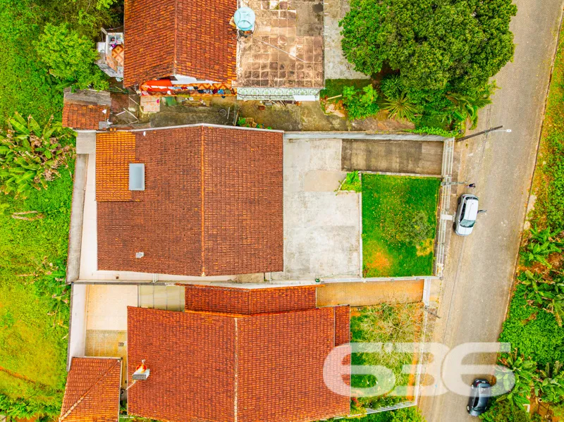 Oportunidade no Iririú: Casa térrea em terreno amp