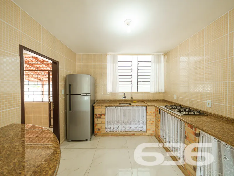 Oportunidade no Iririú: Casa térrea em terreno amp