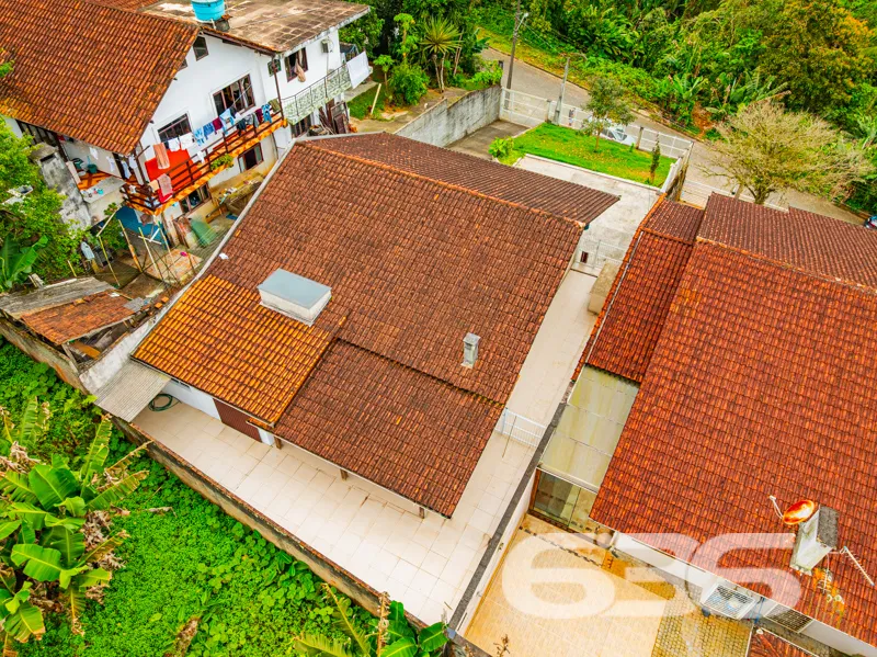Oportunidade no Iririú: Casa térrea em terreno amp