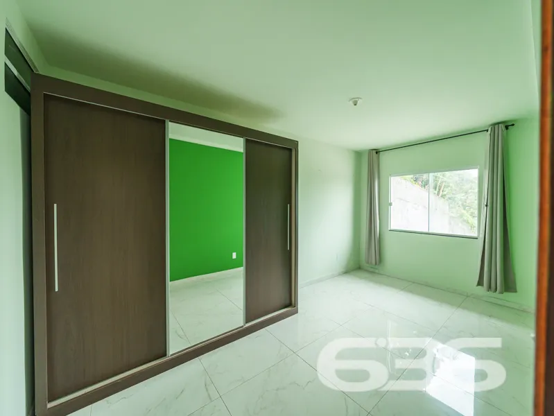 Oportunidade no Iririú: Casa térrea em terreno amp