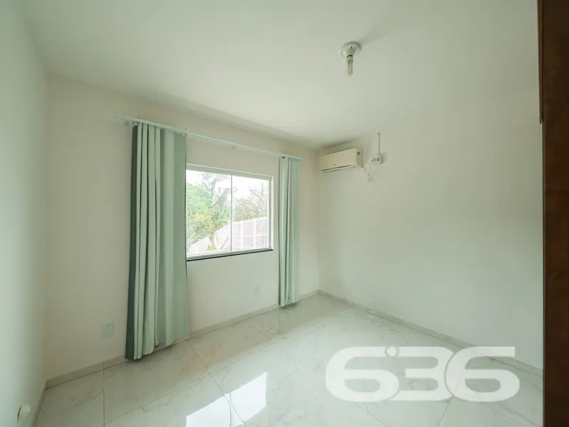 Oportunidade no Iririú: Casa térrea em terreno amp