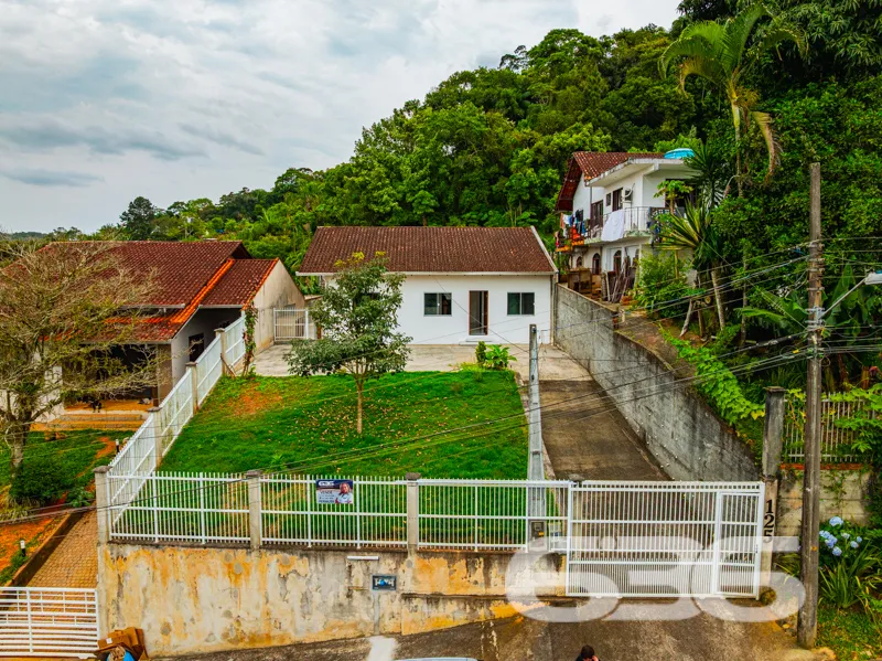 Oportunidade no Iririú: Casa térrea em terreno amp
