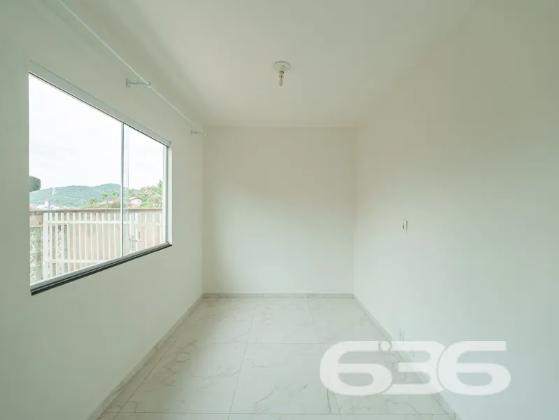 Oportunidade no Iririú: Casa térrea em terreno amp