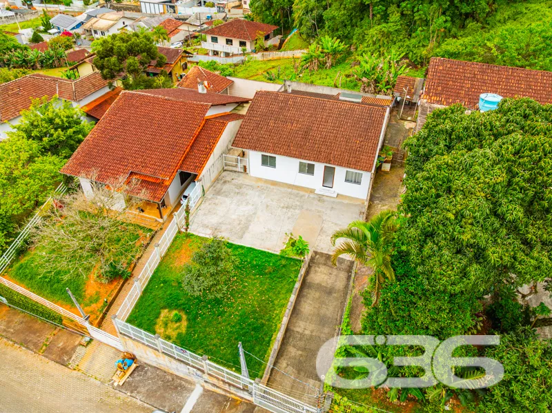 Oportunidade no Iririú: Casa térrea em terreno amp