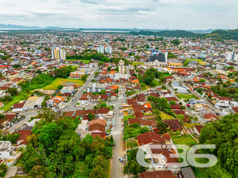 Oportunidade no Iririú: Casa térrea em terreno amp