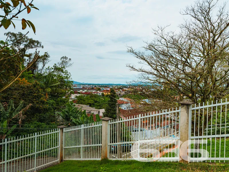 Oportunidade no Iririú: Casa térrea em terreno amp