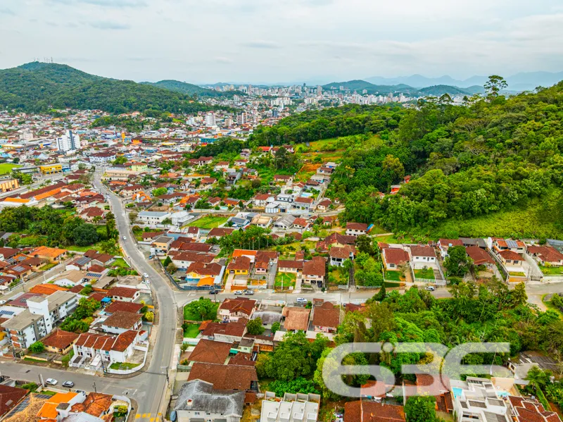 Oportunidade no Iririú: Casa térrea em terreno amp