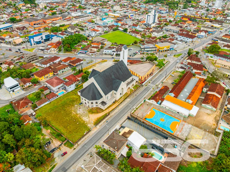 Oportunidade no Iririú: Casa térrea em terreno amp