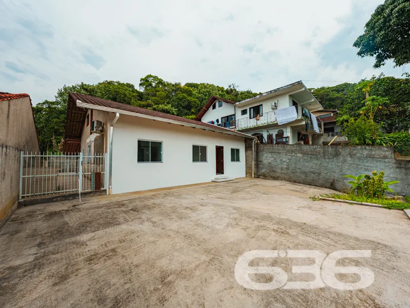 Oportunidade no Iririú: Casa térrea em terreno amp