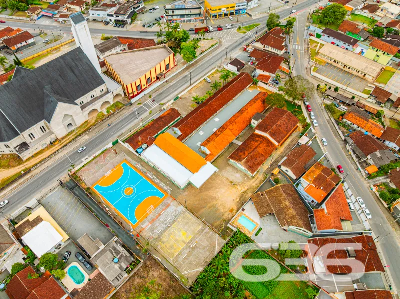 Oportunidade no Iririú: Casa térrea em terreno amp