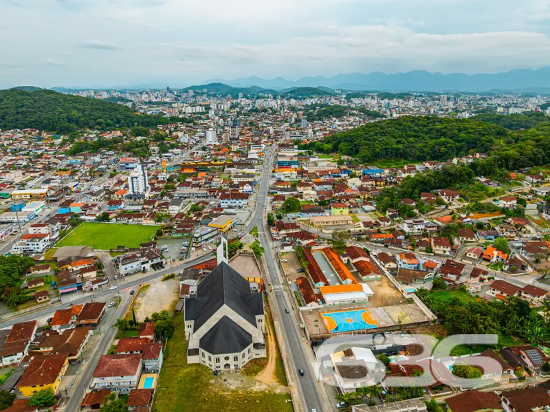 Oportunidade no Iririú: Casa térrea em terreno amp