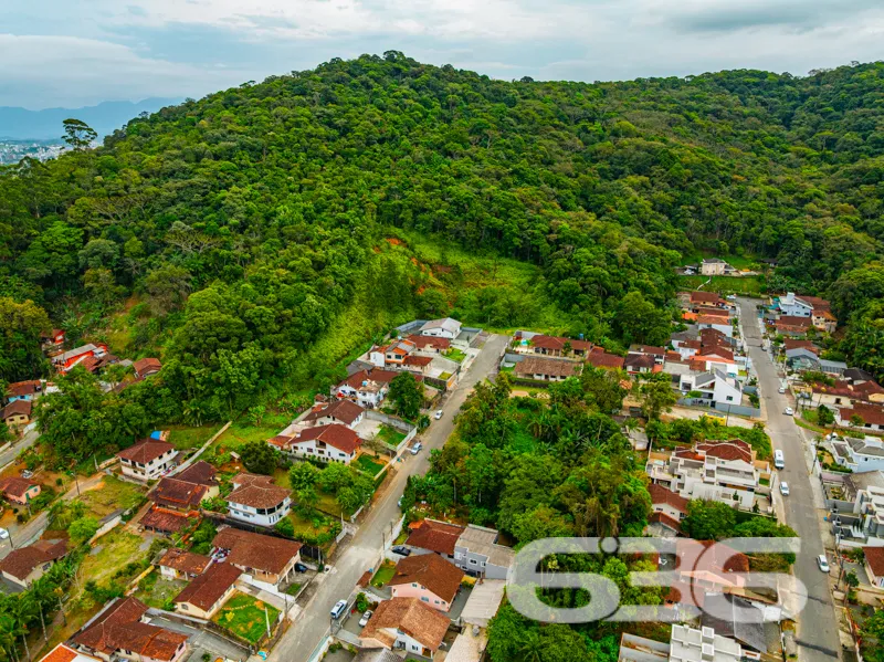 Oportunidade no Iririú: Casa térrea em terreno amp
