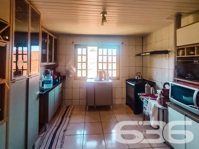 VENDE-SE IMĂVEL COM 4 DORMITĂRIOS NO BAIRRO JARIVA