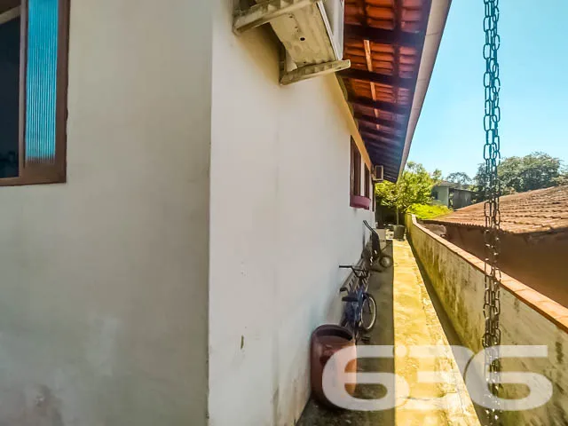 VENDE-SE IMĂVEL COM 4 DORMITĂRIOS NO BAIRRO JARIVA