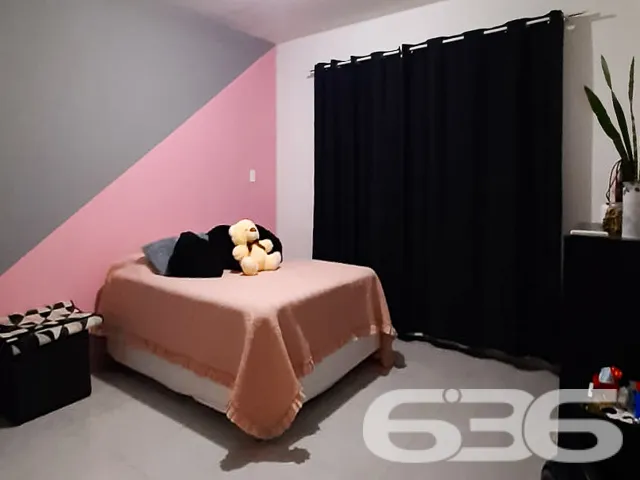 OPORTUNIDADE DE CASA COM AMPLO QUINTAL 

Procurand