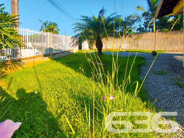 IMÓVEL COM 3 DORMITÓRIOS E AMPLO TERRENO NO BAIRRO