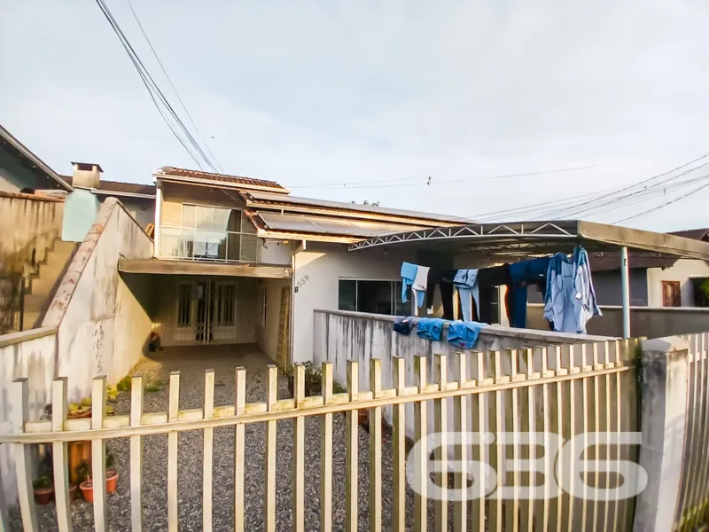 Oportunidade Ănica em Joinville: Amplo Sobrado no