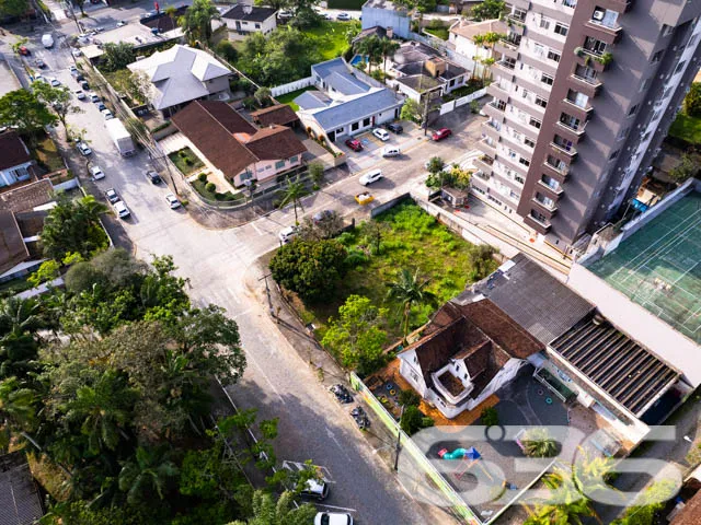 TERRENO DE ESQUINA NO CENTRO - ESTUDA PERMUTA POR 