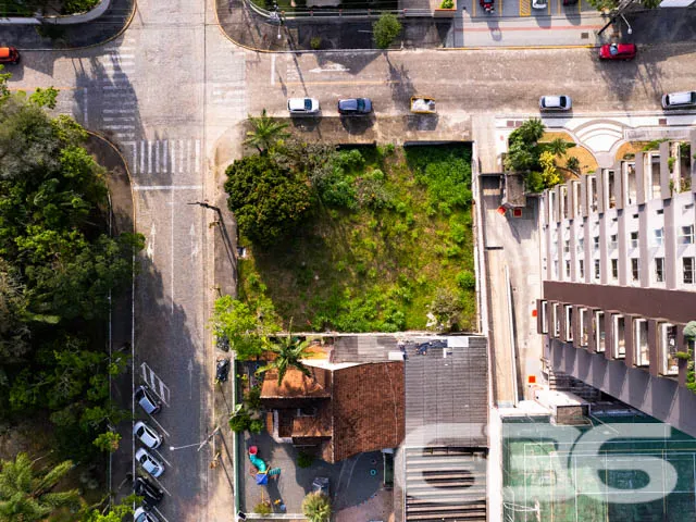 TERRENO DE ESQUINA NO CENTRO - ESTUDA PERMUTA POR 