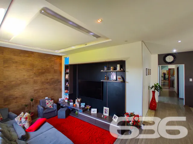 Casa Térrea com Amplo Terreno e Excelente Área de 