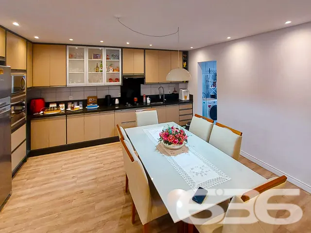 VENDE-SE APARTAMENTO AMPLO COM SUÍTE + 2 DORMITÓRI