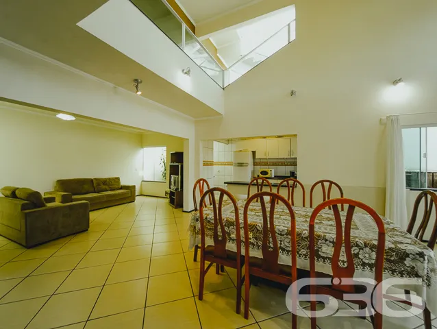 BELÍSSIMO SOBRADO COM 4 SUÍTES, EM BALNEÁRIO BARRA