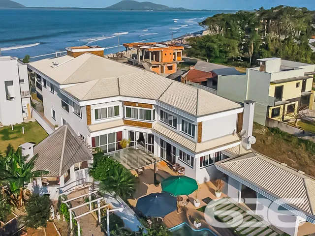 DESLUMBRANTE MANSÃO 100% MOBILIADA DE FRENTE PARA