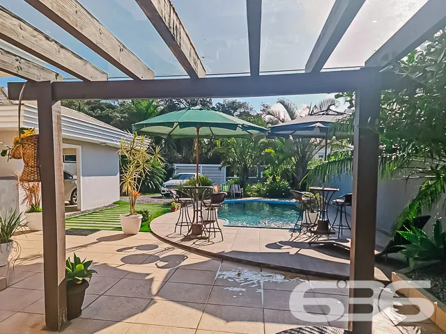 DESLUMBRANTE MANSÃO 100% MOBILIADA DE FRENTE PARA