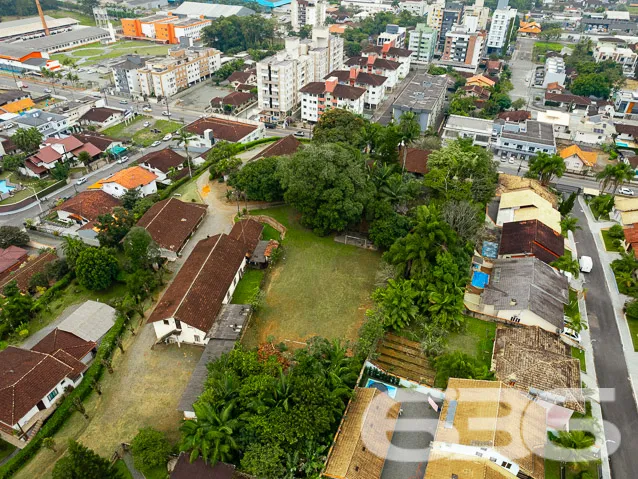OPORTUNIDADE DE TERRENO COM LOCALIZAÇÃO PRIVILEGIA