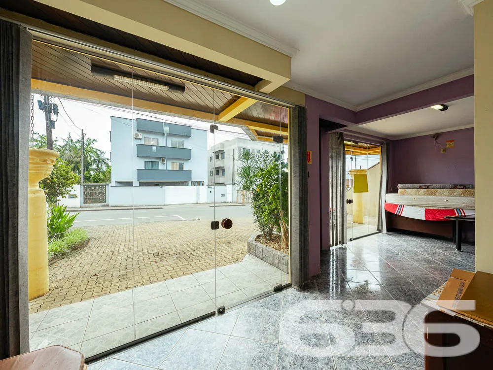 AMPLO IMÓVEL NO BAIRRO MORRO DO MEIO - INVISTA AQU